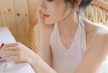 在72斯的私拍中，油菜花美图带你走进春天的童话世界.txt