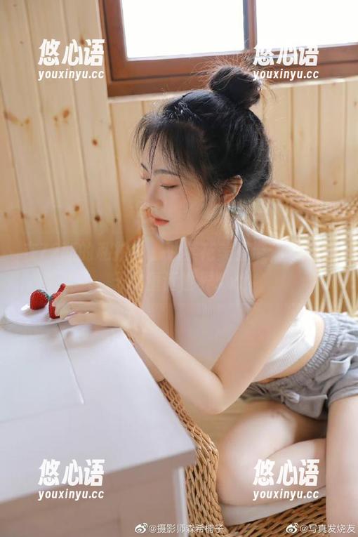 在72斯的私拍中，油菜花美图带你走进春天的童话世界.txt