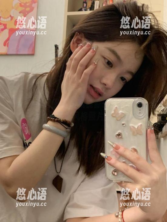 Feilin嗲囡囡 - 珍藏桃香子写真合集：生动的死库水风格照片展示.txt