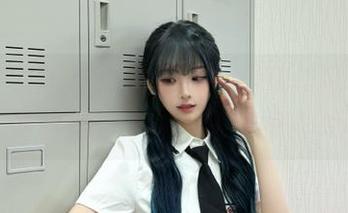 GIRLT果团网 – 何嘉颖海边精美写真合集：静谧海浪下的那些照片！.txt
