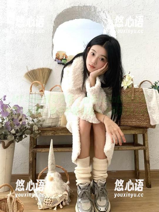 MFStar模范学院 - 卤蛋luna的黑白写真作品集：照片中的情感与光影交织.txt