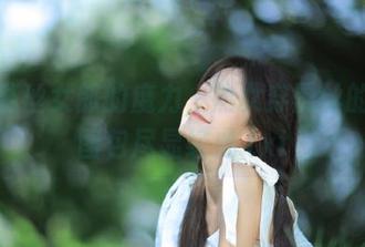 借助慕丝女郎的魔力，熟女穿黑丝的美图图包尽显经典.txt