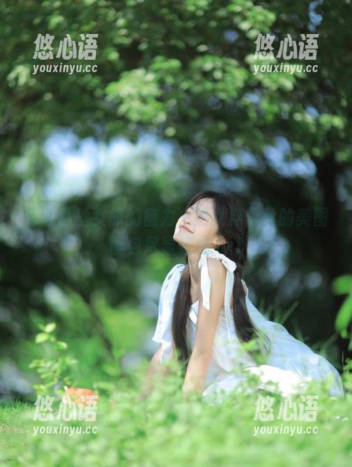 借助慕丝女郎的魔力，熟女穿黑丝的美图图包尽显经典.txt