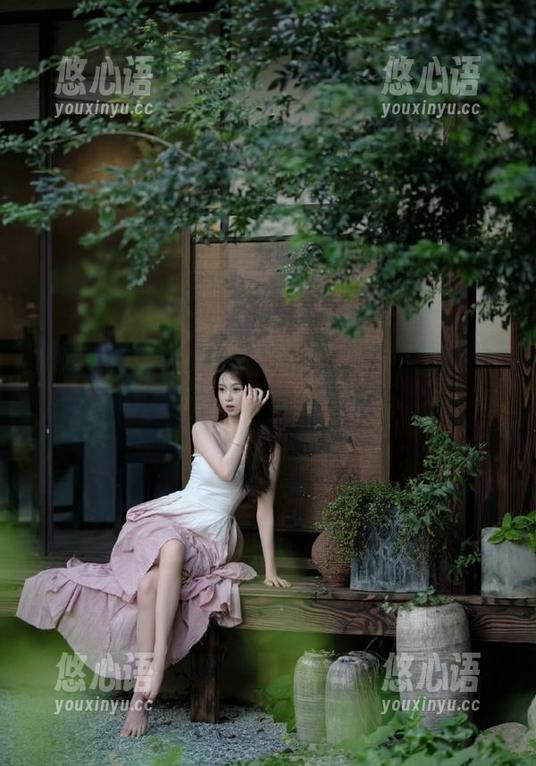 原图分享：Rioko凉凉子身穿毛衣的时尚潮流，唤醒冬季的温暖灵感.txt