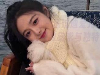 TouTiao头条女神 – 透过迪爱儿的油亮写真，感受她对美的极致追求与独特视角.txt