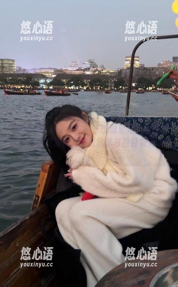 TouTiao头条女神 - 透过迪爱儿的油亮写真，感受她对美的极致追求与独特视角.txt