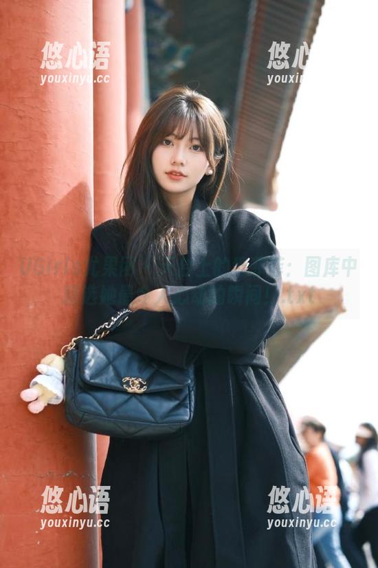 UGirls尤果网 - 天台上的穆菲菲：图库中精选她最令人心动的瞬间！.txt