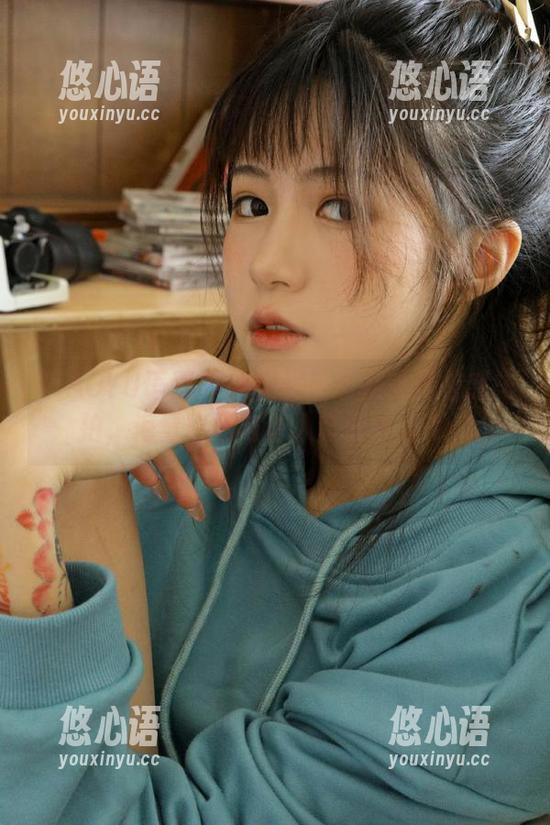 XIAOYU语画界 - 程程程最新美腿魅惑车拍，海量原图与诱人套图奉上.txt