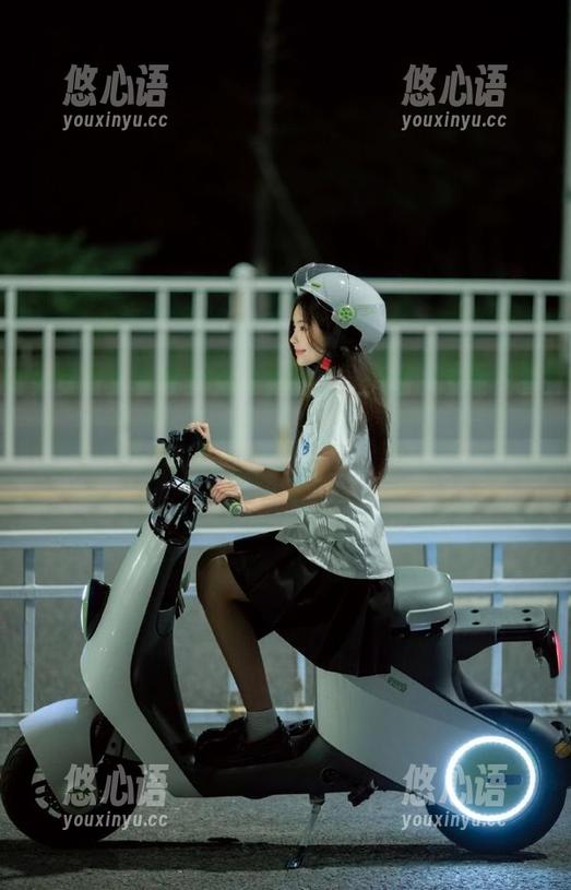 Xiuren秀人网 - 糖豆sisi眼镜美图写真，漫游时尚与个性表达的旅程.txt