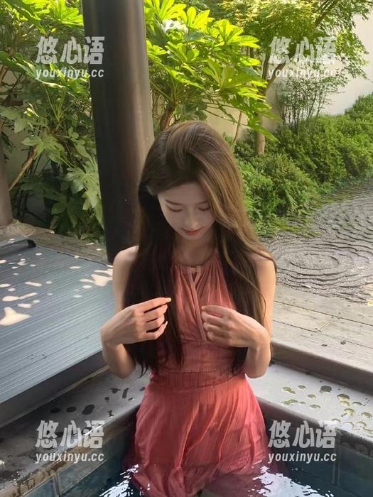 Xiuren秀人网 - 打造职场时尚，黄可Christine的私拍职业装写真新风格.txt
