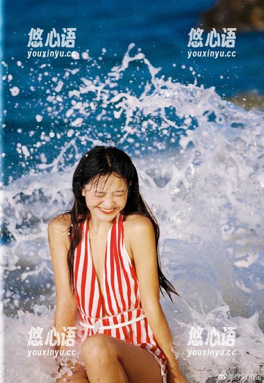 YouMi尤蜜荟 - 周妍希红裙优雅写真精选合集：展现她的风格与魅力，让你心动不已！.txt