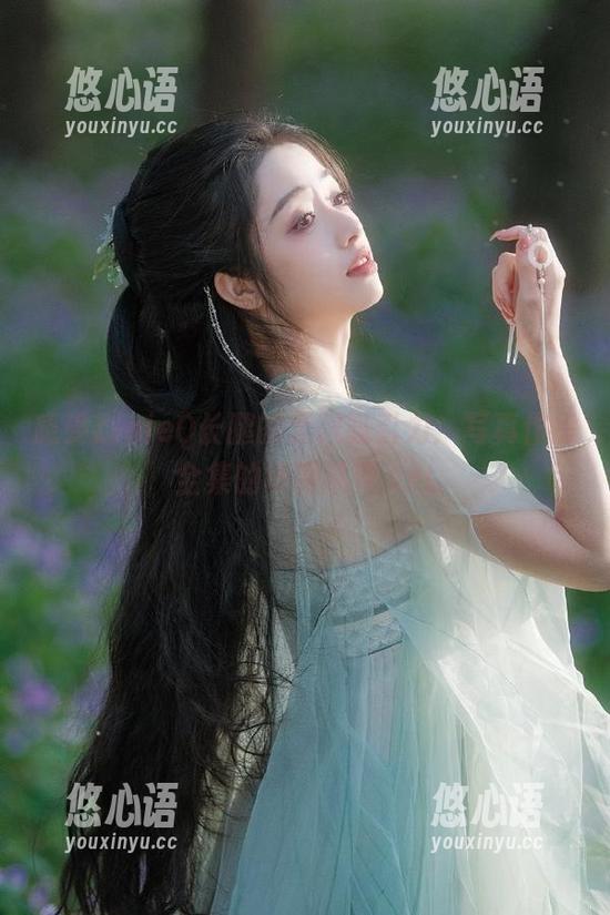 感受ZinieQ长腿的无限吸引力：写真作品全集的华丽展现.txt