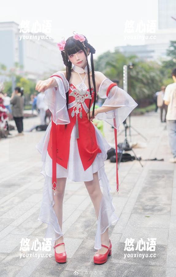 coser衣衣与吸血鬼护士服的完美结合，尽情畅享独特cos资源，惊艳你的视野！.txt