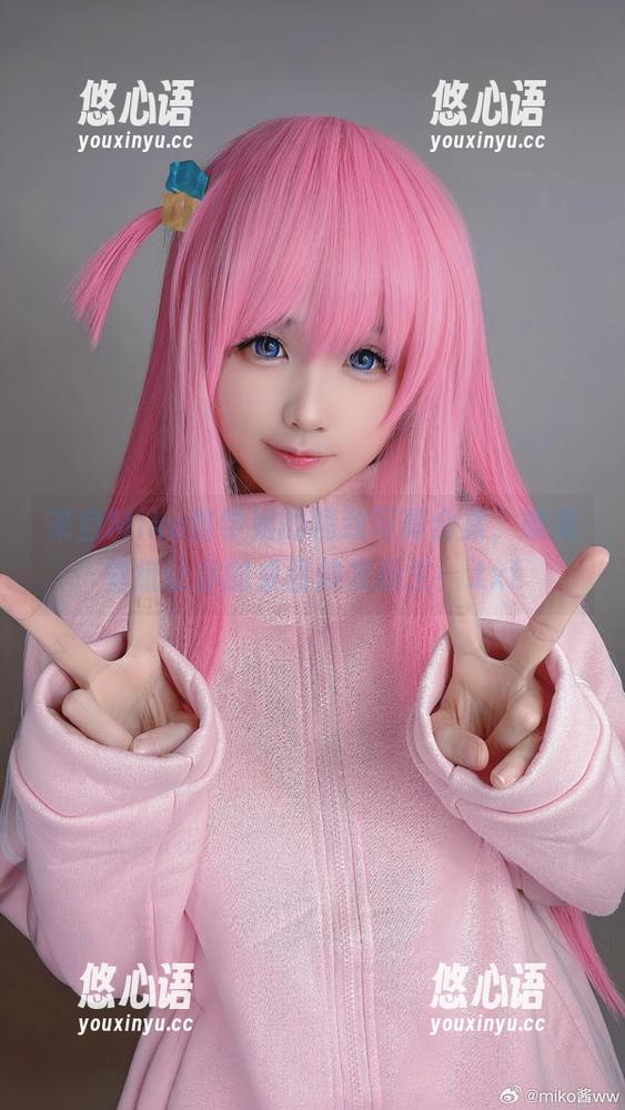 来自Miko酱学姐的精致写真合集，唯美壁纸让你的桌面焕发新生！.txt
