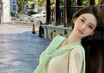pans – 当小颖遇上灿烂的夏日，她的每一张照片都成为了动人的作品，带你领略这个季节独特的风采。.txt