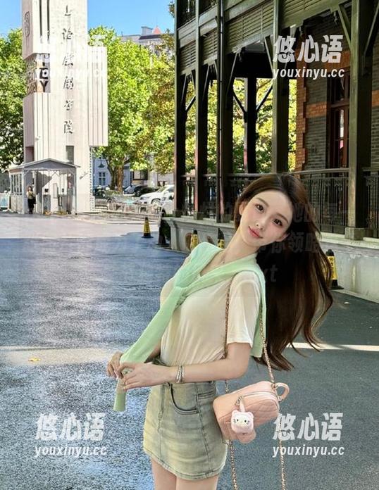pans - 当小颖遇上灿烂的夏日，她的每一张照片都成为了动人的作品，带你领略这个季节独特的风采。.txt