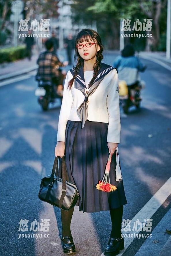pans-木木 pans - 穿越时尚界:跟随木木欣赏皮衣写真图册的独特美感.txt