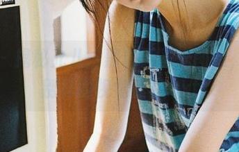 丽柜 – 揭秘允儿：黑白无圣光图集，尽享别样的视觉盛宴.txt