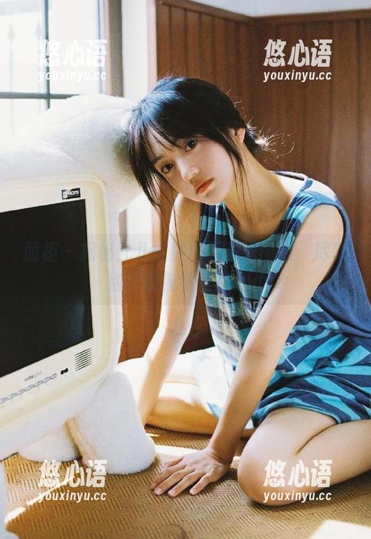 丽柜 - 揭秘允儿：黑白无圣光图集，尽享别样的视觉盛宴.txt
