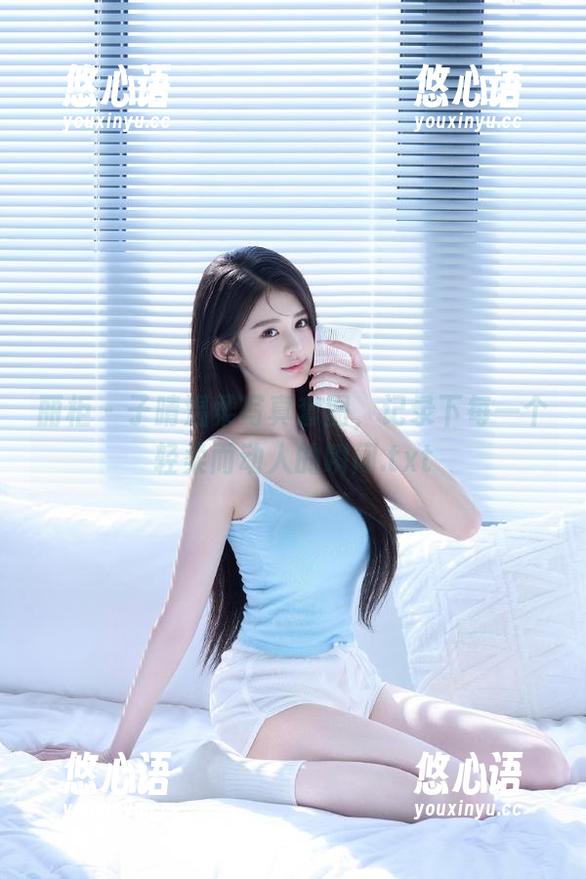 丽柜 - 子晴温柔写真套图，记录下每一个轻柔而动人的瞬间.txt