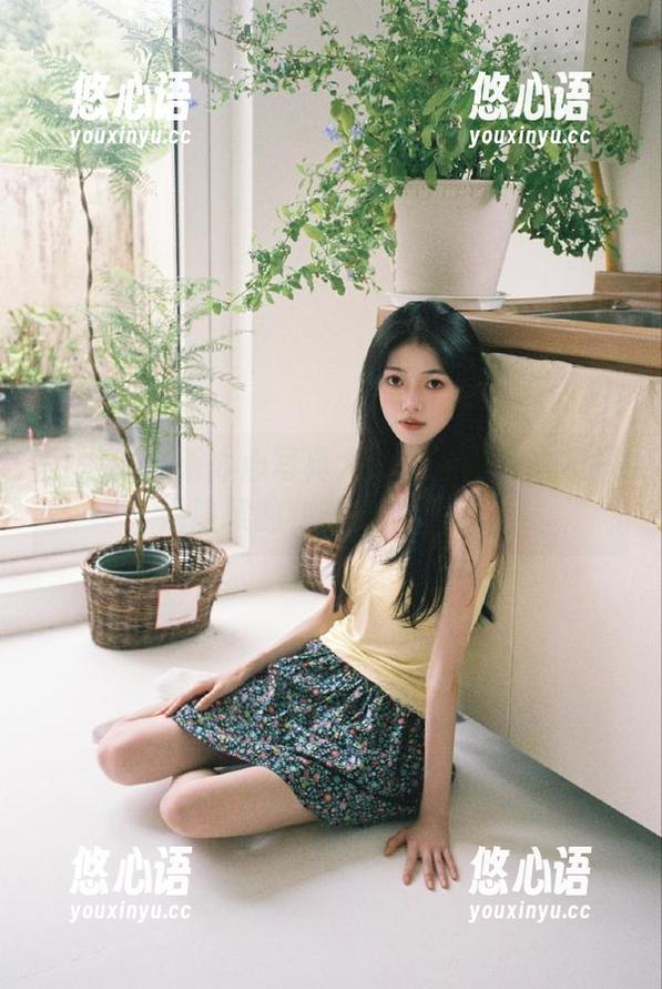 丽柜 - 最新心心写真大片：从照片中窥探她隐藏的秘密与故事.txt