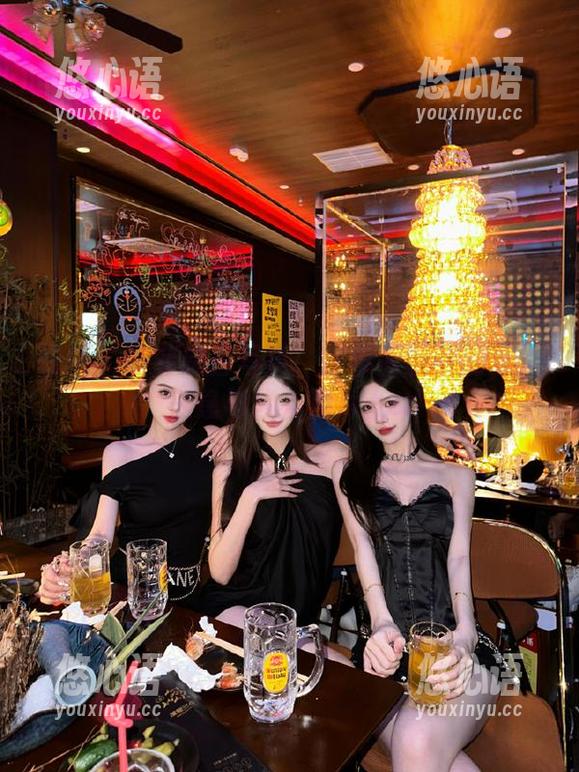丽柜 - 菲菲夏日写真：探索原图中的夏天气息与迷人照片.txt