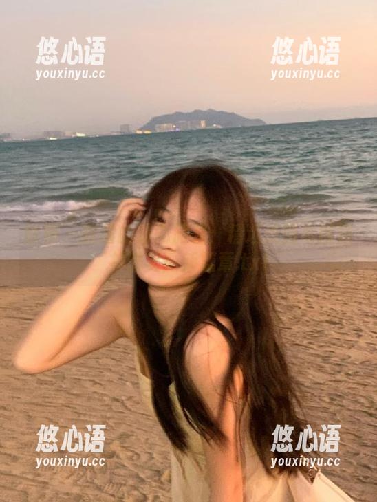 丽柜 - 露露的时尚旅程：精选美图与网袜共谱美丽新篇章.txt