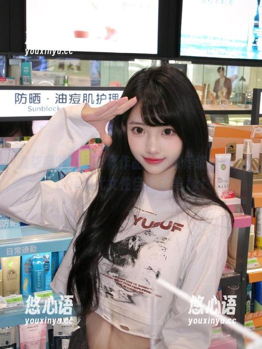 九柒喵的裸足写真作品，打破传统界限，诠释现代女性自信之美.txt