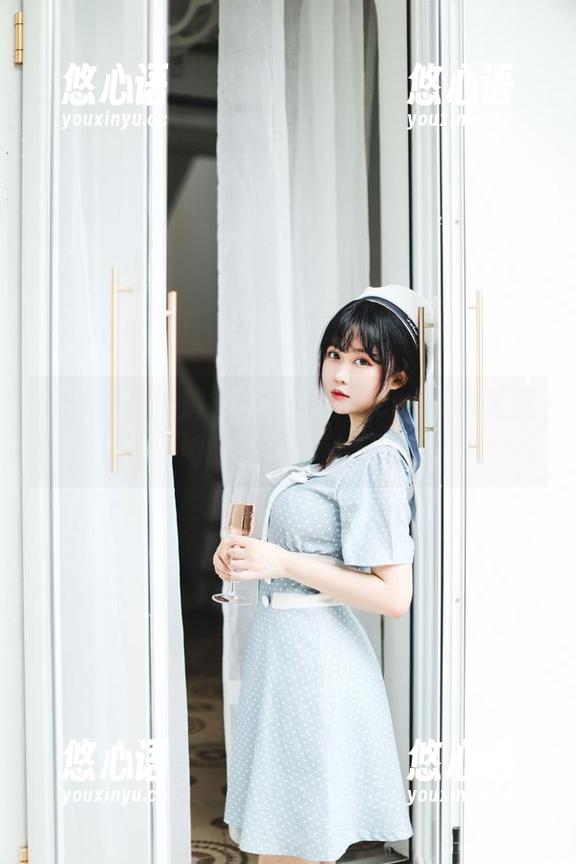 依依超级懒解锁吊带写真，cos风格透漏她的时尚奥秘.txt