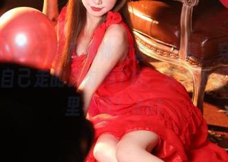 克拉女神 – 僮僮连体衣套图合集：穿着它感觉自己走的是时尚T台，实际上却是家里客厅！.txt