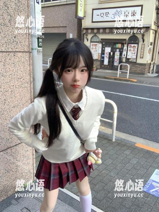 克拉女神 - 梦幻女王周迪的写真照片，展现无与伦比的魅力.txt