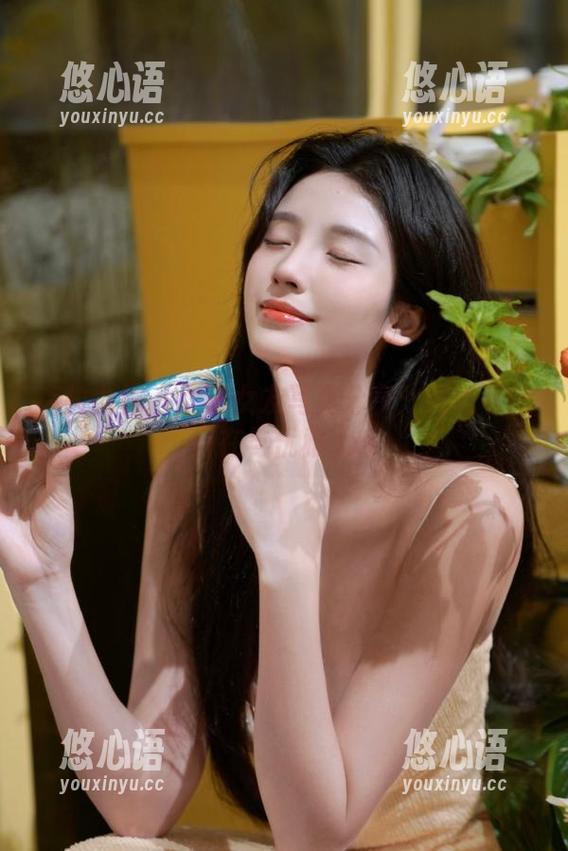 克拉女神 - 大阳女友写真分享：阳光下的自在与优雅.txt