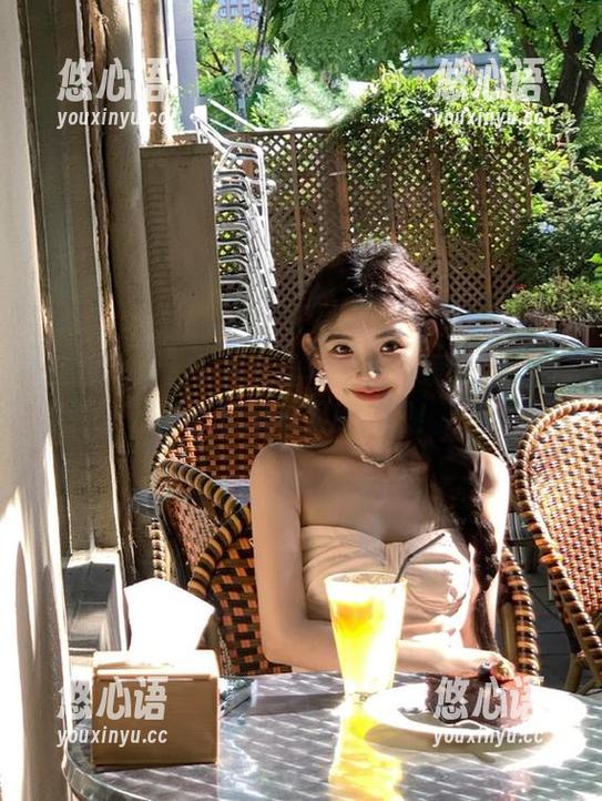 克拉女神 - 小芹灰丝写真在在线平台上新鲜出炉，快来一起欣赏吧！.txt