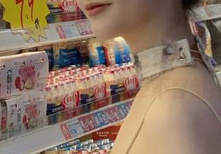克拉女神 – 最新发布：王睿的赤脚红尖主题摄影收藏，视觉享受不容错过.txt