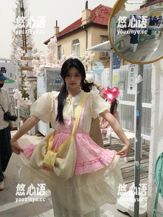 克拉女神 - 清新泳装秀：钟淇写真图集，展现无尽海滩乐趣！.txt