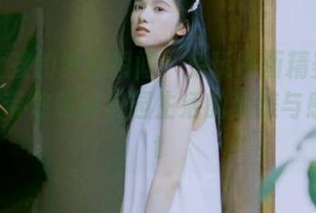 制服女孩的梦幻瞬间：兔玩映画精美原图照片，带你感受校园生活的甜美与感动.txt
