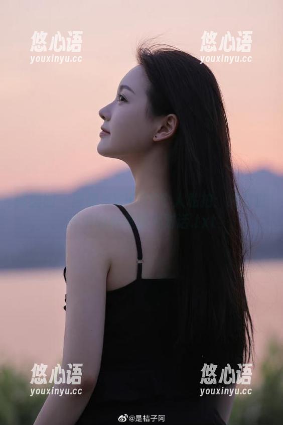 嗲囡囡 - 陈雅漫VICKY个人私拍：纯白世界中的唯美图片对话.txt