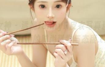 头条女神 – 透视JennyR皮衣写真精选，感受她独特的时尚哲学与态度.txt