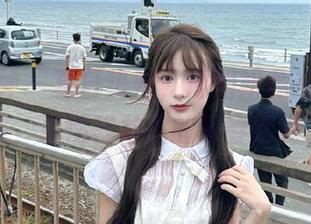 头条女神 – 夏日热辣，周熙妍私拍比基尼图集，尽情释放你的青春活力.txt