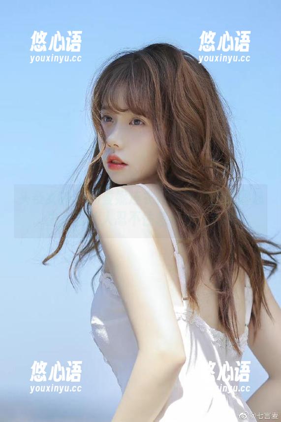 头条女神 - 杨曼妮连衣裙写真中的原图魅力，真让人忍不住想评论！.txt