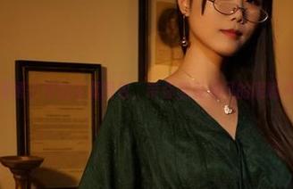 精选嫣嫣子海边写真图包，带你感受海风的呢喃声.txt