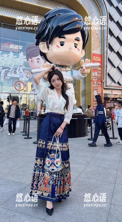 優雅与傲慢碰撞，小女巫露娜小姐姐的写真美图与套图引爆你的视线！.txt