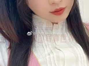 感受小女巫露娜浴室里的宁静时光，带你走进她的原图写真世界.txt