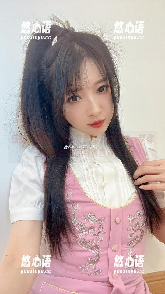 感受小女巫露娜浴室里的宁静时光，带你走进她的原图写真世界.txt