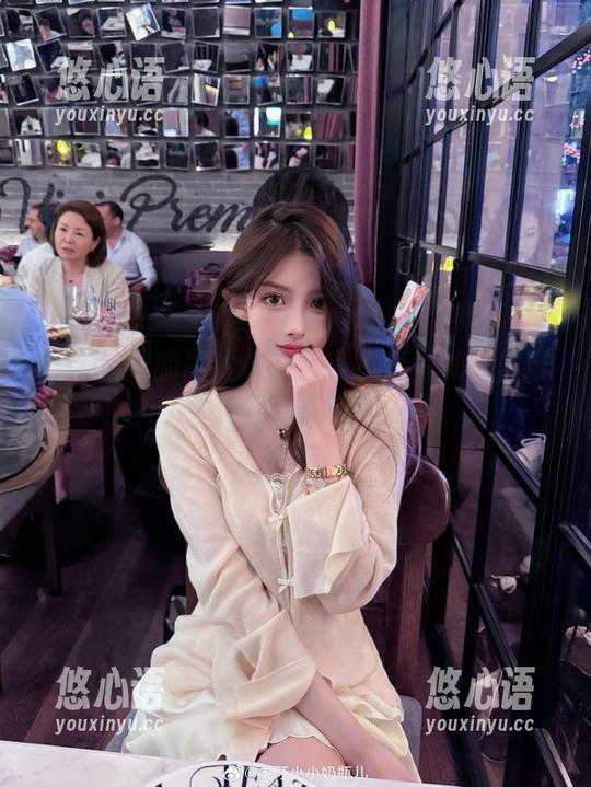 新鲜出炉的图片更新：小小奶瓶儿与丝带女友的甜蜜瞬间！.txt