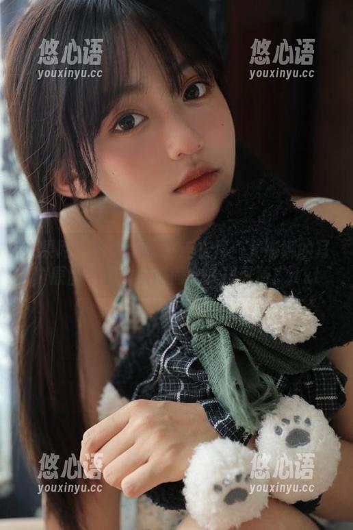 尤果网 - 轻盈飘逸的连衣裙：尤娜娜的写真原图带你体验时尚的多样风情！.txt