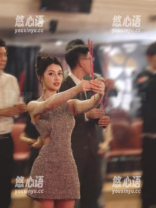 尤果网 - 尤菲儿最新粉色写真套图集，感受唯美与气质的完美融合.txt