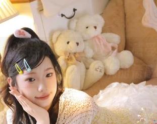 尤蜜荟 – 在连体衣的包围中，感受奶油米全套图集中的细腻与饱满的情感.txt