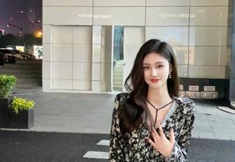 尤蜜荟 – 最新美图大赏，娜露selena死库水写真让每一瞬间都充满魅力.txt