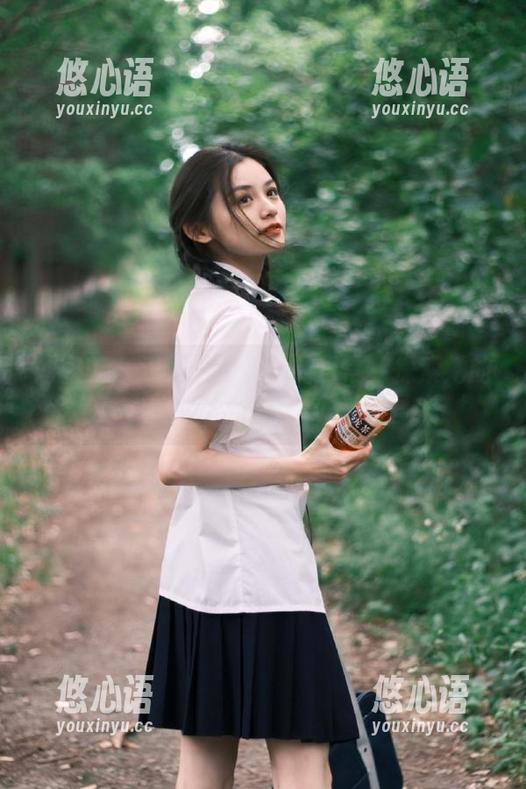 尤蜜荟 - 深入是小逗逗的日常，探索她的私拍作品背后的故事.txt